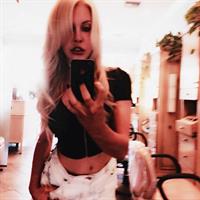 Chloe Rose Lattanzi taking a selfie