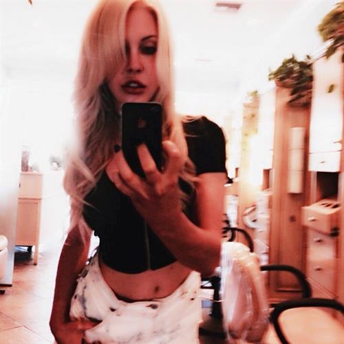 Chloe Rose Lattanzi taking a selfie