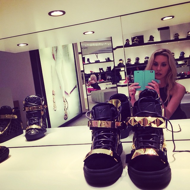 Chloe Rose Lattanzi taking a selfie