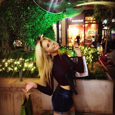 Chloe Rose Lattanzi taking a selfie