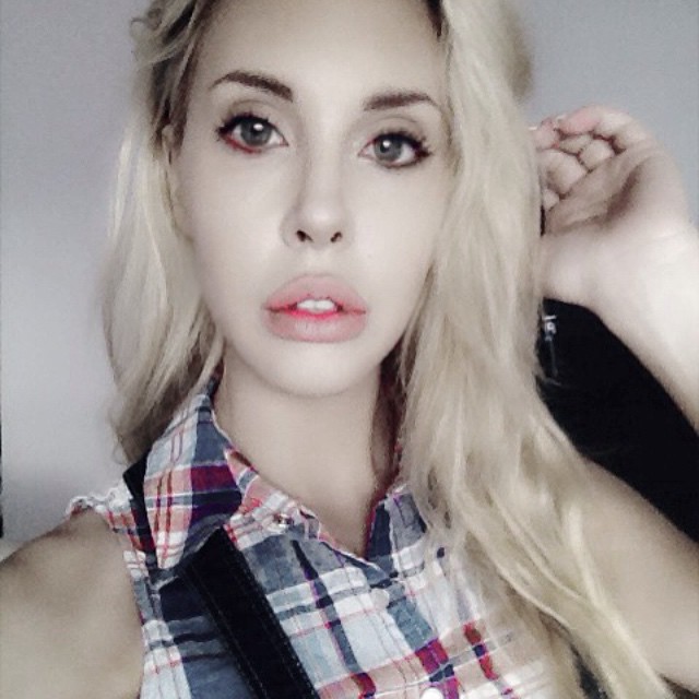 Chloe Rose Lattanzi taking a selfie