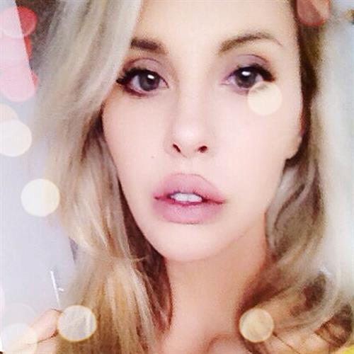 Chloe Rose Lattanzi taking a selfie