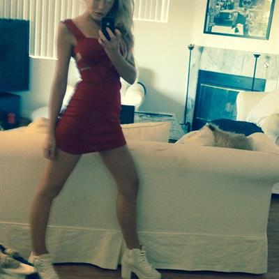 Chloe Rose Lattanzi taking a selfie