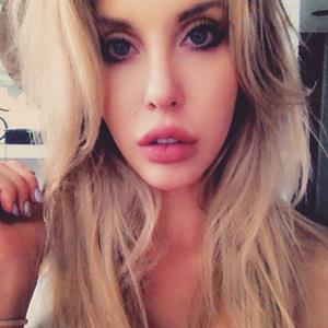 Chloe Rose Lattanzi taking a selfie