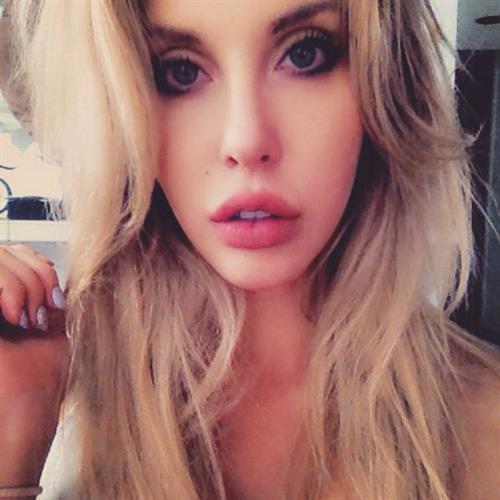 Chloe Rose Lattanzi taking a selfie
