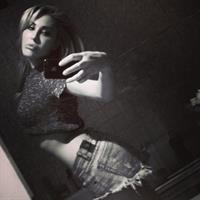 Chloe Rose Lattanzi taking a selfie