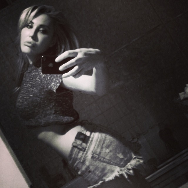 Chloe Rose Lattanzi taking a selfie