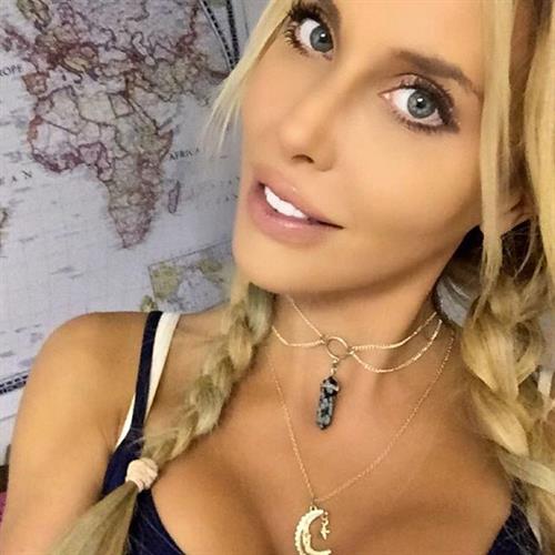 Chloe Rose Lattanzi taking a selfie