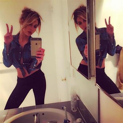 Chloe Rose Lattanzi taking a selfie