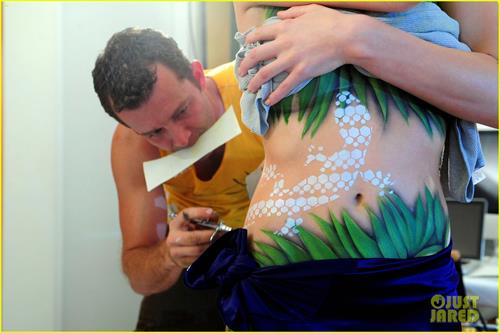 Yvonne Strahovski in body paint