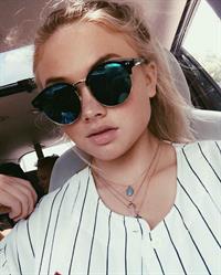Natalie Alyn Lind taking a selfie
