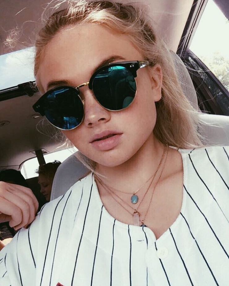 Natalie Alyn Lind taking a selfie