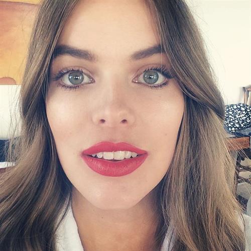 Robyn Lawley taking a selfie