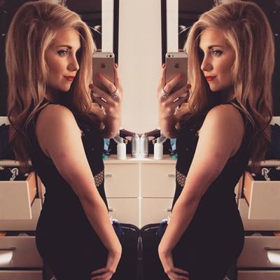 Amber Hill taking a selfie