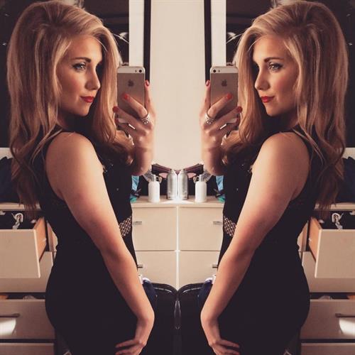 Amber Hill taking a selfie