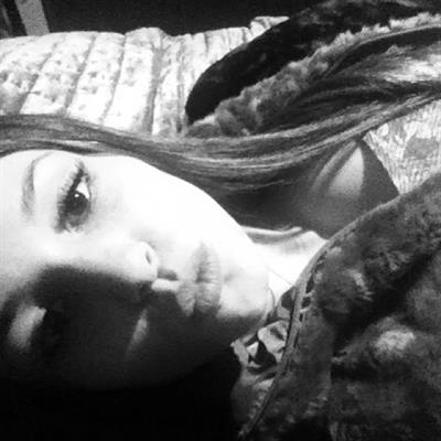 Carolina Neto taking a selfie