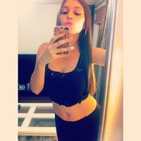 Carolina Neto taking a selfie