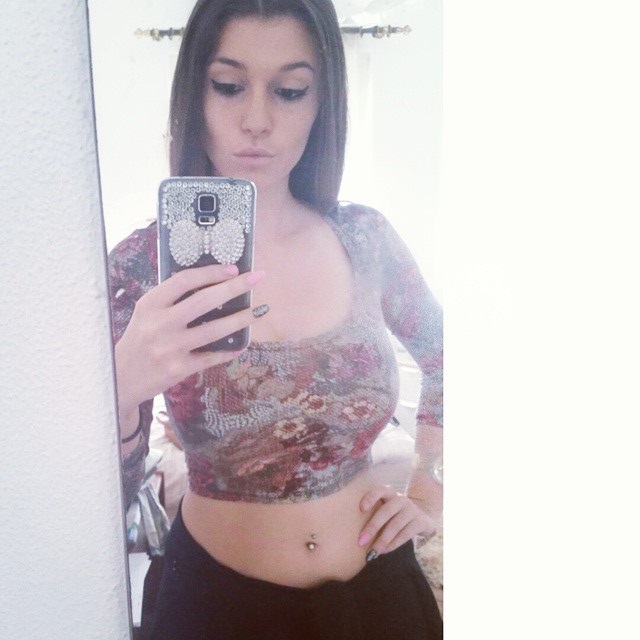 Carolina Neto taking a selfie