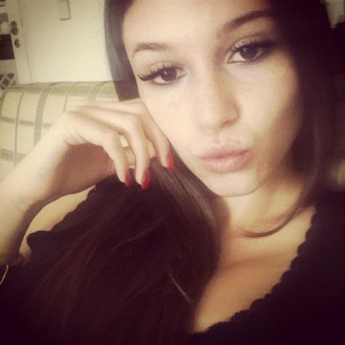 Carolina Neto taking a selfie