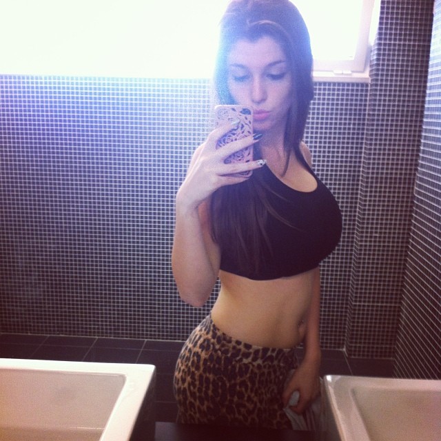 Carolina Neto taking a selfie