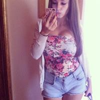 Carolina Neto taking a selfie