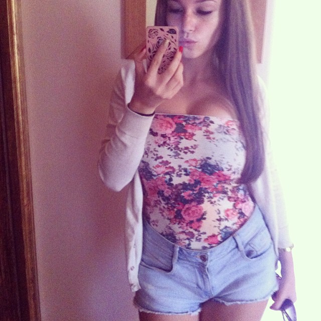 Carolina Neto taking a selfie