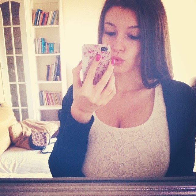 Carolina Neto taking a selfie