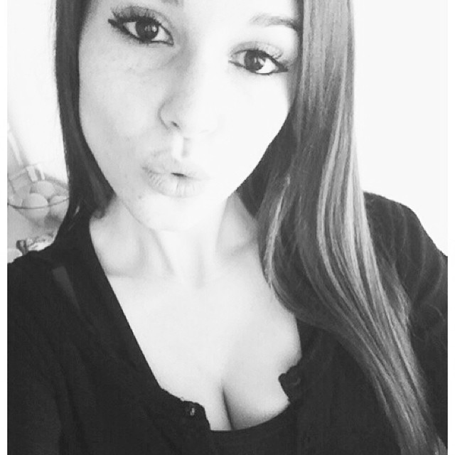 Carolina Neto taking a selfie