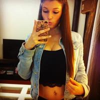 Carolina Neto taking a selfie