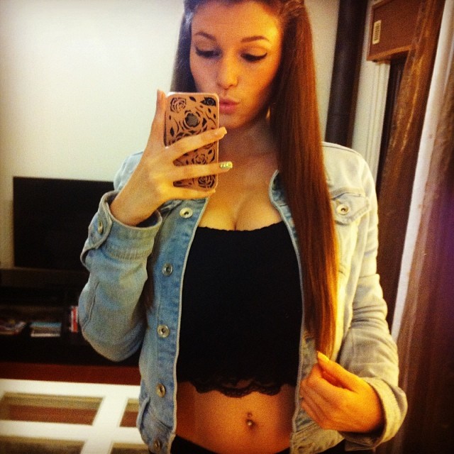 Carolina Neto taking a selfie