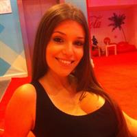 Carolina Neto taking a selfie