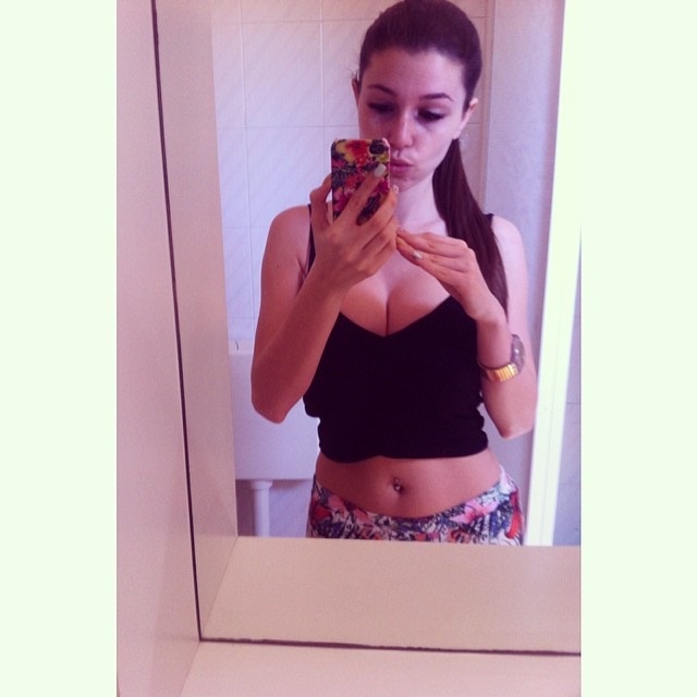 Carolina Neto taking a selfie