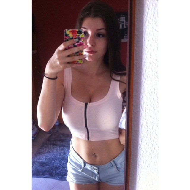 Carolina Neto taking a selfie