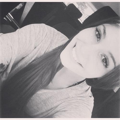 Carolina Neto taking a selfie