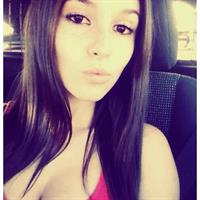 Carolina Neto taking a selfie