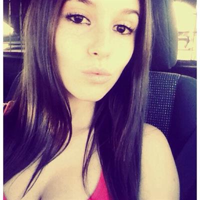 Carolina Neto taking a selfie