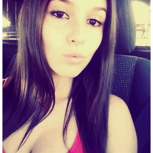 Carolina Neto taking a selfie