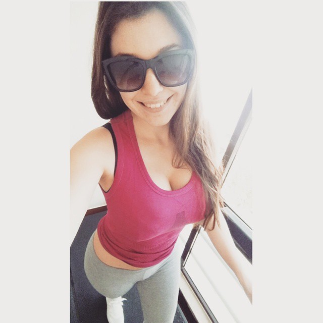 Carolina Neto taking a selfie