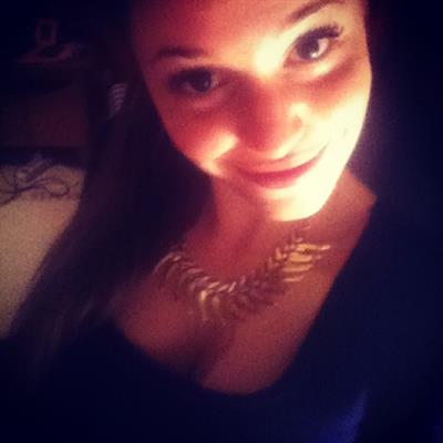 Carolina Neto taking a selfie