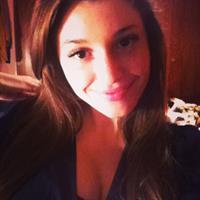 Carolina Neto taking a selfie