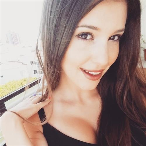 Carolina Neto taking a selfie