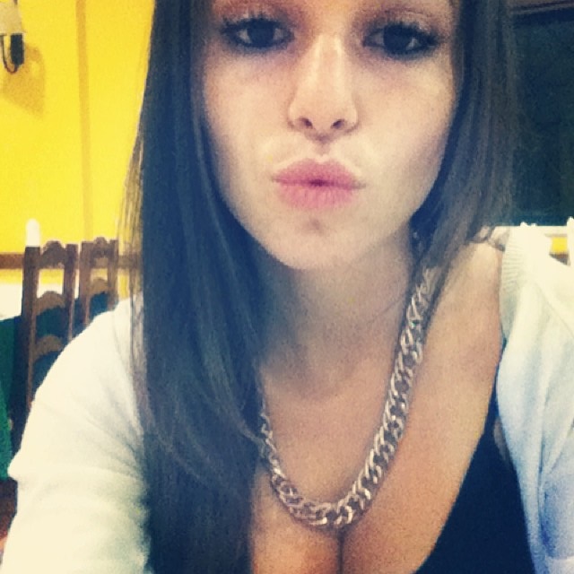 Carolina Neto taking a selfie