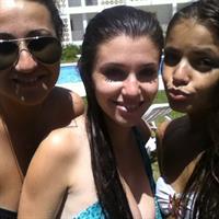 Carolina Neto taking a selfie