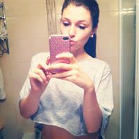 Carolina Neto taking a selfie