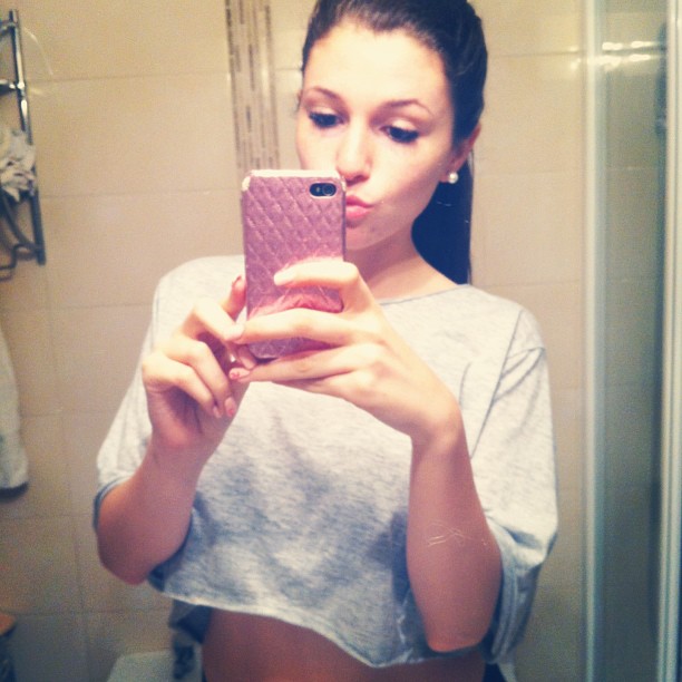 Carolina Neto taking a selfie