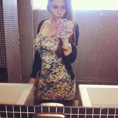 Carolina Neto taking a selfie