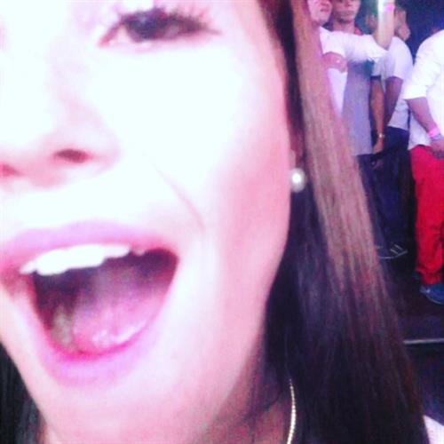 Carolina Neto taking a selfie