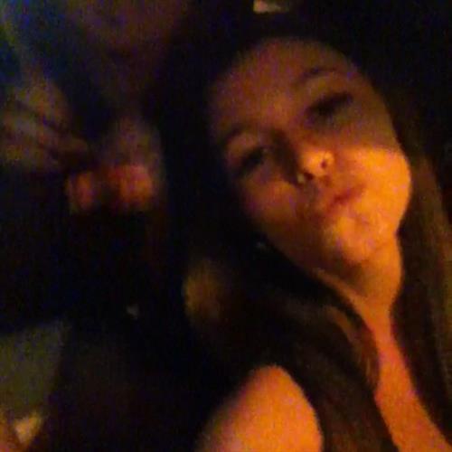 Carolina Neto taking a selfie