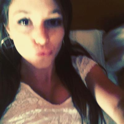 Carolina Neto taking a selfie