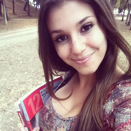 Carolina Neto taking a selfie